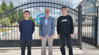 Gençlerden insanlık dersi: Otobüste buldukları parayı bir an bile düşünmeden polise götürdüler