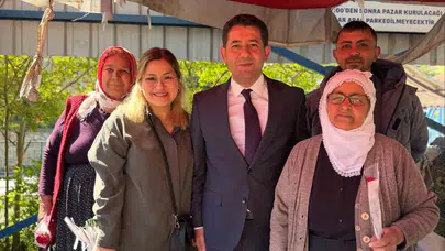 Torosların çalışkan kadınlarına anlamlı ziyaret: Başkan Özen pazar tezgahında çiçek dağıttı