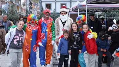 Bayburt’ta çocuk kahkahaları Saray Bahçesi’ni inletti: Dede Korkut coşkusu miniklerle taçlandı