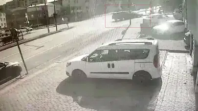Sabırsız sürücünün kırmızı ışık ihlali faciaya davetiye çıkardı: Kavşaktaki dehşet anları kamerada