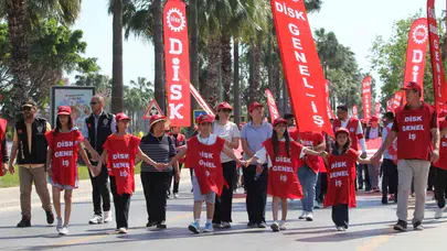 Mersin’de 1 Mayıs rüzgarı: Emekçiler hakları için meydanlara aktı