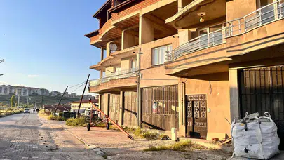 Kula'da korku dolu anlar: Tırın takıldığı kablolar direkleri kağıt gibi devirdi