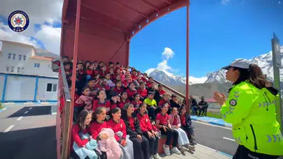 Hakkari’de minik öğrencilere trafik dersi: Polis ekipleri sahaya indi