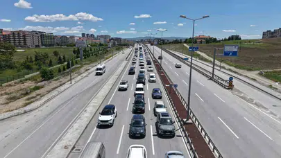 Dönüş yolunda kilit kavşak alarm verdi: Milyonlarca araç aynı anda yola çıktı