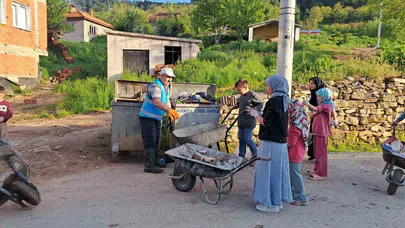 Kürsüden indi, tırpanı kuşandı: Köyün çehresini öğrencileriyle değiştirdi