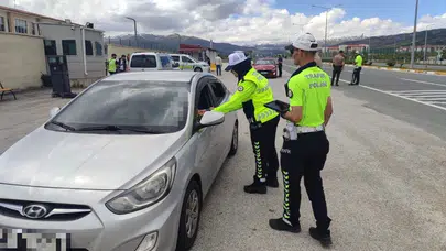 Erzincan’da bayram yolculuğu başladı: Sivil ekipler otobüslerin içine sızdı