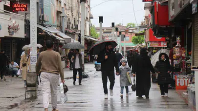 Sakarya'da bahar yağmurları hayatı kilitledi: Şemsiyesi olanlar kurtuldu, olmayanlar kaçamadı