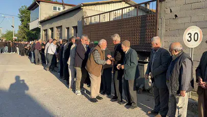 110 yıllık bayram geleneği: Yamanlı’da kilometrelerce süren kardeşlik kuyruğu