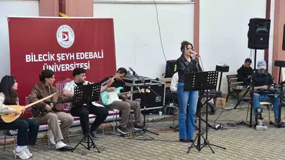 Ders stresini notalarla attılar: Osmaneli kampüsünde müzik rüzgarı esti
