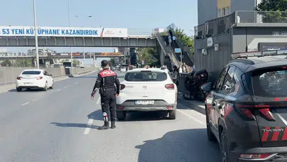 Avcılar’da dehşet anları: Bariyerlere sıkışan motosikletliyi tesadüfen geçen sağlıkçılar kurtardı