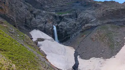 Bitlis’in gizli kalmış cenneti: Dağın kalbinden doğan şelale havadan görüntülendi