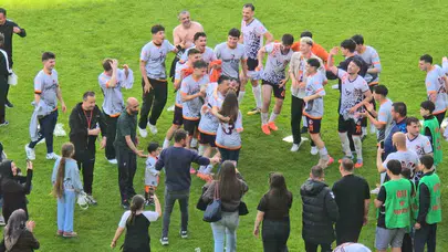 Kupayı kaldırdı, hayatının imzasını attı: Şampiyon futbolcudan sahada unutulmaz teklif