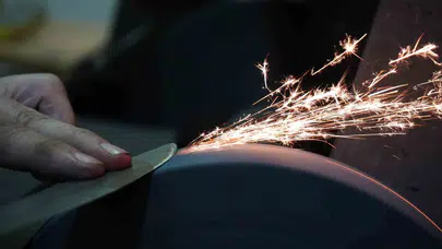 Kurban telaşı bıçakçıları mesai rekoruna zorladı: Günde 400 bıçak bileyerek bayrama hazırlanıyorlar