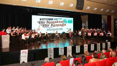 Emekliler sahneye çıktı, Mersin’de nostalji rüzgarı esti: Türkülü Yürekler salonu coşturdu