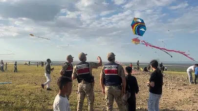 Sınır hattında renkli görüntüler: Jandarma ve çocuklar gökyüzünü şenlendirdi