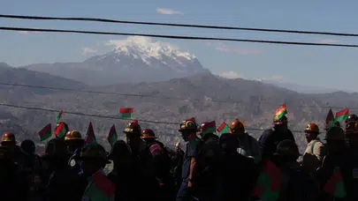 Ekonomik çöküşün eşiğindeki Bolivya’da tansiyon zirvede: Madenciler başkenti savaş alanına çevirdi