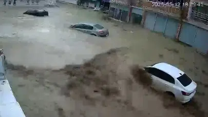 Samsun'da kabus dolu dakikalar: Hacı Osman Deresi taştı, araçlar oyuncak gibi sürüklendi