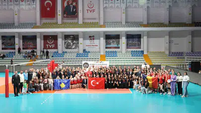 Sınırları aşan dostluk sahada zaferle taçlandı: Nilüfer’de şampiyonluk kupası ev sahibinin oldu