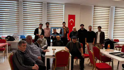 Gençlerden yaşlılara vefa köprüsü: Huzurevinde renkli gün