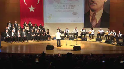 Beyaz önlüklerini çıkardılar, notalarla gönülleri fethettiler: Hastane korosu sahnede devleşti