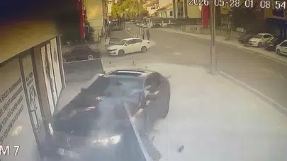 İzmit’te korku dolu anlar: Kontrolden çıkan lüks otomobil danışmanlık merkezine girdi
