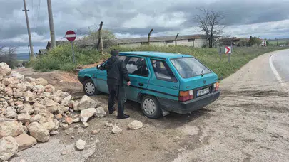 Eskişehir’de yol çalışması çilesi: Köy girişini toprakla kapattılar, vatandaş evine ulaşamıyor