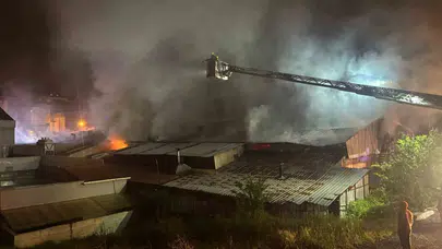 Arnavutköy’de gece yarısı dehşeti: Üretim tesisi alevlere teslim oldu