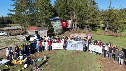 Dağların zirvesinde 19 Mayıs coşkusu: Gençler doğayı ay yıldızla selamladı