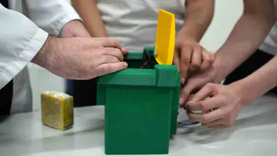 Çöp konteynerlerinde devrim: Genç mucitlerden çevre dostu akıllı çözüm