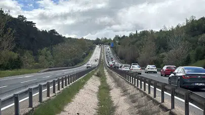 Dönüş yolunda kilitlenen trafik: Tatilciler yolları erken doldurdu