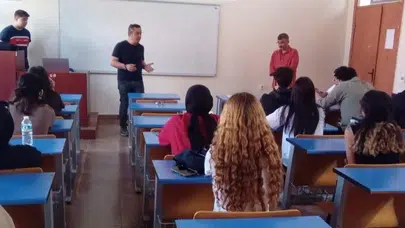 Okul sıralarından sektöre uzanan başarı hikayesi: Mezun olduğu okulda öğrencilere rehberlik etti