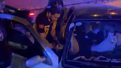 Gecenin sessizliğini kaza sesi bozdu: Genç sürücü bariyerlere çarparak durabildi