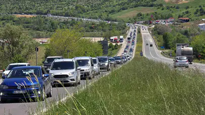 Dönüş yolunda kilit nokta: Kemikli Rampaları’nda araç kuyrukları kilometreleri aştı