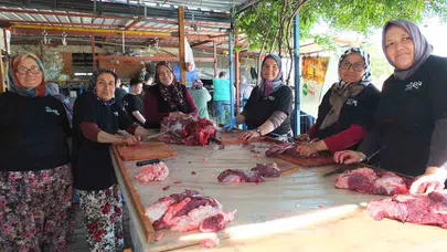 Kurban Bayramı’nda imece ruhu: Burhaniye’de et doğrama mesaisi kadınlara emanet