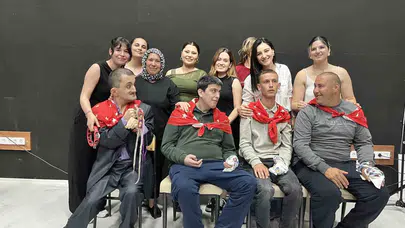 Vatan borcu kutsaldır dediler, Bayındır’da kına yaktılar: Özel gençlerin askerlik gururu