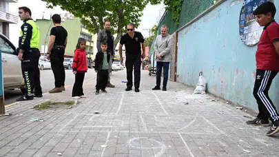 Makam odasının dışına çıktı, çocukların oyun arkadaşı oldu: Şırnak’ta renkli görüntüler