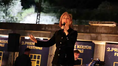 Antik taşların arasında yükselen ezgiler: Alexandra Gravas Söke’yi büyüledi