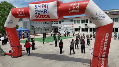 Düzce'de ders zili spor için çaldı: Liseliler okul bahçesinde şampiyonluk için ter döktü