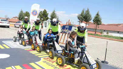 Minik öğrencilere trafik dersi: Jandarma sahaya indi, kuralları uygulamalı öğretti