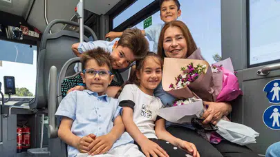 Otobüsün direksiyonunda Anneler Günü sürprizi: Dördüzler rotayı değiştirdi
