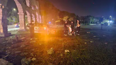 Serik'te korkutan kaza: Dekoratif surlara çarpan otomobilde 4 kişi yaralandı