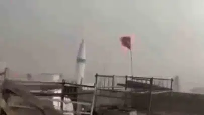 Şanlıurfa’da dehşet anları: Şiddetli fırtına cami minaresini yerle bir etti