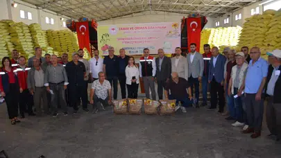 Aydınlı çiftçinin yüzü güldü: 9 tonu aşkın tohum toprakla buluşuyor