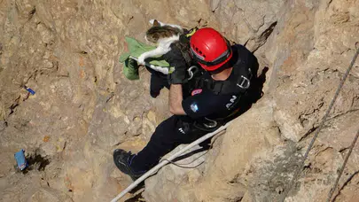 Ölümle burun buruna gelmişti: 30 metrelik falezlerdeki yaşam mücadelesi mutlu sonla bitti