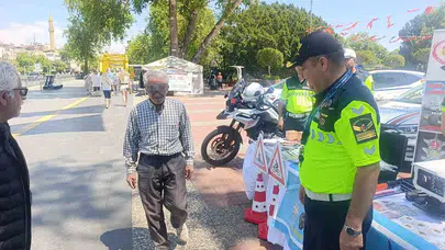 Trafikte örnek davranışa ödül: Kurallara uyan sürücüler plaketle onurlandırıldı