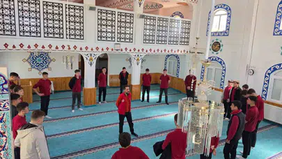Hisarcık’ta gençler cami bahçesinde buluştu: Geleneksel oyunlarla değerler pekişti