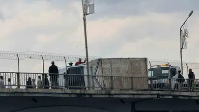 Birecik’te gökyüzü karardı, doğa öfkesini kustu: Minare yıkıldı, köprüde araçlar devrildi