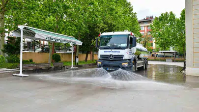 Esenyurt’ta bayram mesaisi: Sokaklar pırıl pırıl oldu
