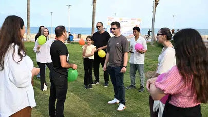 Mersin’de deniz havasında yabancı dil eğitimi: Sandalyeni kap sahile gel