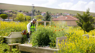 Gölbaşı’nda bayram hazırlığı: Ekipler mezarlıkları ziyarete hazır hale getirdi